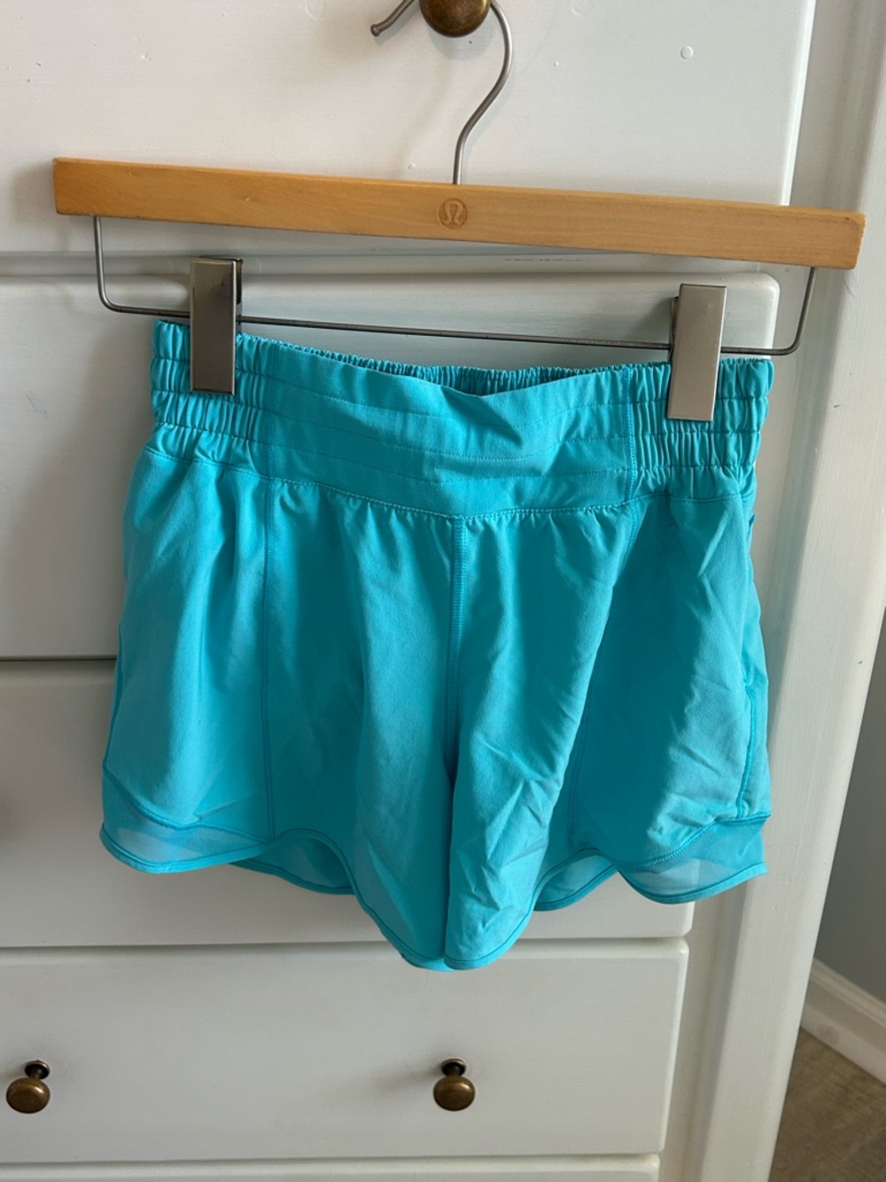 EUC lululemon hotty hot HR 4” Shorts Sz 4 electric blue